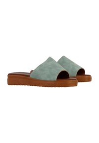 Sandali slide in suede di un verde acqua chiaro con design open toe, suola testurizzata marrone e soletta liscia. Adatti per un abbigliamento casual.
