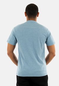 Men's short-sleeve t-shirt in light blue, made of soft fabric. Features a crew neckline and a straight hem, with a relaxed fit.