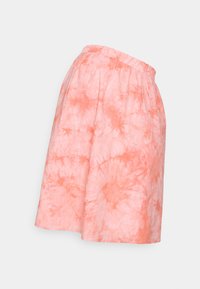 Saia de tie-dye rosa claro com cintura elástica. Tecido suave e texturizado. Design ao estilo evasê, alcançando o comprimento até a metade da coxa.