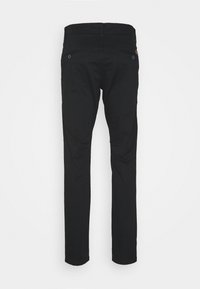 Černé slim-fit kalhoty z pohledu zezadu, s dvěma kapsami na knoflíky a rovnými nohavicemi na bílém pozadí.