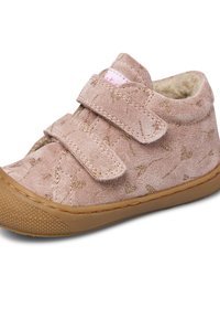 Růžová semišová botička pro batolata s vzory srdíček, suchým zipem, měkkou kožešinovou podšívkou a texturovanou gumovou podrážkou pro lepší přilnavost a pohodlí.