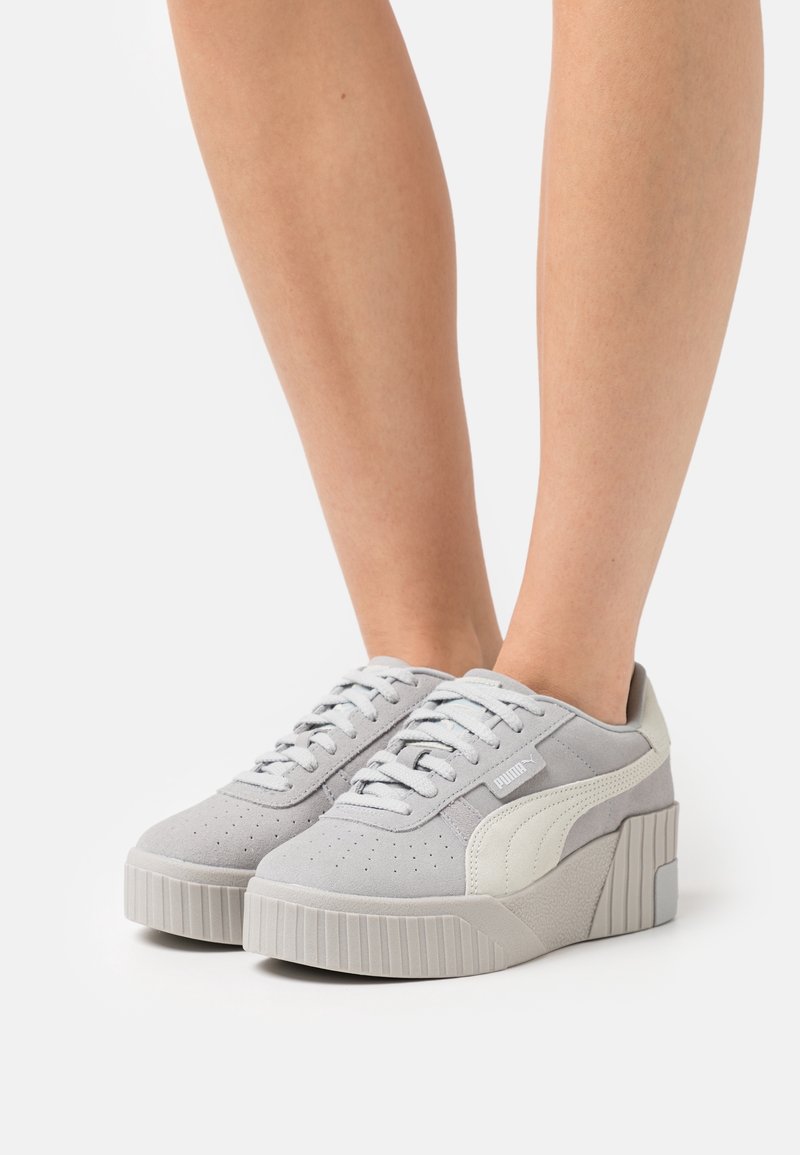 Baskets à plateforme en daim gris avec bout perforé, lacets plats et logo Puma. Dotées d'une semelle texturée et striée pour une meilleure adhérence.