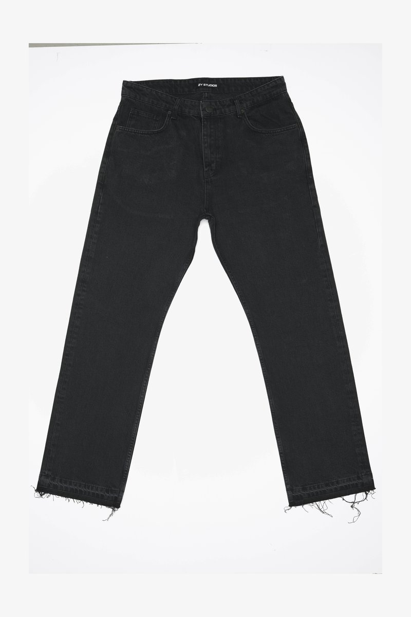 Jeans in denim nero con design a gamba dritta, presentano un orlo sfrangiato, styling a cinque tasche e una chiusura a bottone in vita.