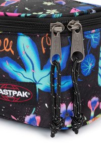 Zwarte stoffen tas met een kleurrijk bloemenpatroon, voorzien van zilveren ritsen, een merklabel en gevlochten trekkoorden met zwarte uiteinden.