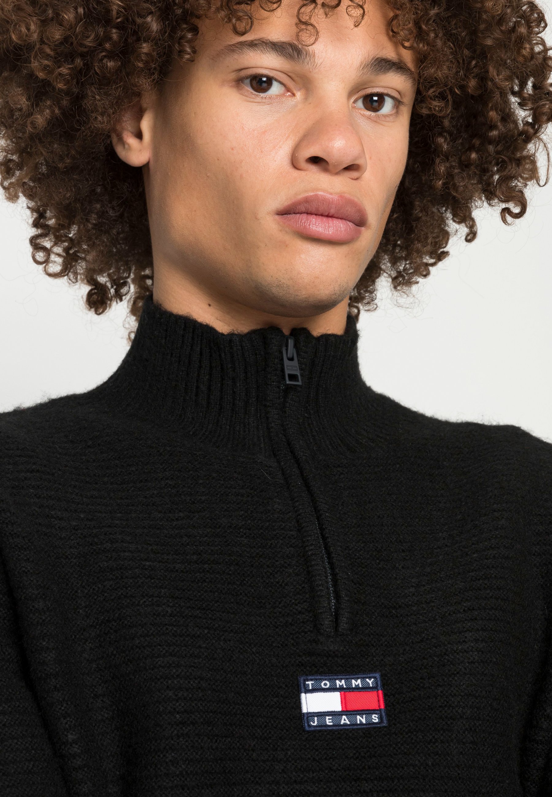 Tommy Jeans BADGE MOCK NECK SWEATER 