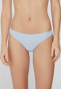 Jasnoniebieskie majtki bikini o gładkiej teksturze, niskim stanie i minimalnym zakryciu. Posiadają miękką, elastyczną talię oraz bezszwowe krawędzie.