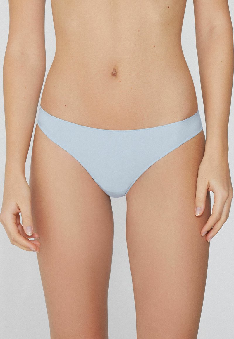 Jasnoniebieskie majtki bikini o gładkiej teksturze, niskim stanie i minimalnym zakryciu. Posiadają miękką, elastyczną talię oraz bezszwowe krawędzie.