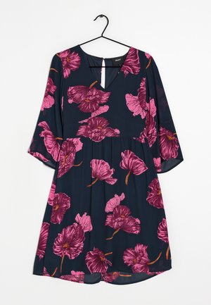 Abito blu navy con maniche a tre quarti, caratterizzato da grandi motivi floreali rosa e un'apertura a goccia sul retro. Tessuto leggero e fluido.