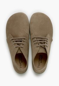 Bruine suède schoenen met een ronde neus, vetersluiting en een gladde textuur. Voorzien van een merk-inlegzool en een minimalistisch ontwerp.