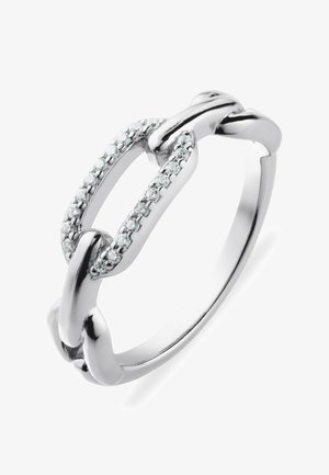 Bague en argent avec un design entrelacé, agrémentée de petites pierres claires le long d'un côté. Fini lisse et poli, avec une forme arrondie.