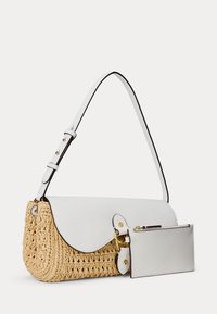 Austytas šiaudinis peties krepšys su baltos odos atvartėliu, reguliuojama petneša, auksine sagtimi ir prisegama balta odine užtrauktuko kišene.