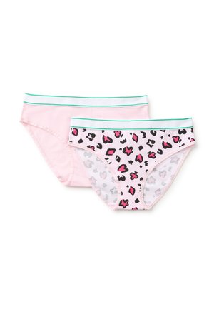Deux paires de culottes bikini pour femmes, une unie rose clair, une rose avec des motifs de cœurs et d’étoiles noirs et rouges, toutes deux avec une ceinture élastique blanche.