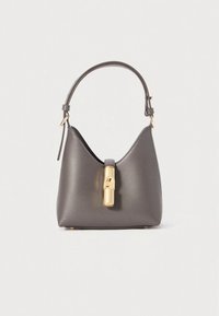 Siva kožna torba sa zakrivljenim oblikom, kopčom od zlatnog metala, kratkom ručkom. Glatka tekstura, minimalistički dizajn, bez vidljivog logotipa.
