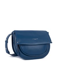 Borsa a tracolla in pelle blu con chiusura a patta e tracolla regolabile, con logo "Lancaster Paris" sul davanti.