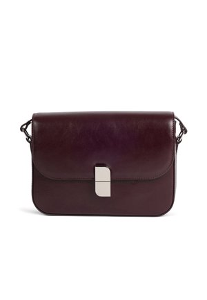 Ciemnoczerwona skórzana torba typu crossbody o prostokątnym kształcie, z klapą i srebrną metalową klamrą na białym tle.
