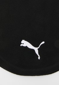 Svart fleecestoff med avrundede kanter, med en fremtredende hvit brodert Puma-logo av en hoppende katt. Myk tekstur.