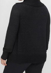 Maglione nero lavorato a maglia con colletto ripiegato, tessuto testurizzato, maniche lunghe e orlo a coste. La vista posteriore mostra una vestibilità rilassata e una leggera lucentezza.