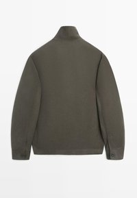 Dunkelolivgrüne Langarmjacke mit geknöpften Manschetten und hohem Kragen, von hinten auf weißem Hintergrund gezeigt.