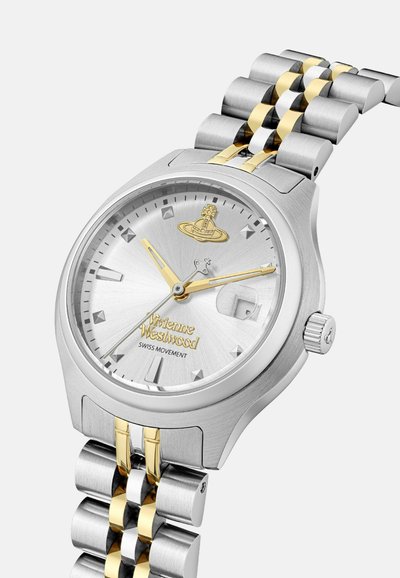 Zilveren en gouden roestvrijstalen horloge met een gestructureerde zilveren wijzerplaat, gouden accenten en diamanten uurmarkeringen. Bevat een datumschaal.