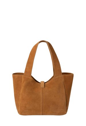 Sac cabas en daim marron avec deux larges poignées et une fermeture à languette à l'avant, intérieur spacieux ouvert, design minimaliste.