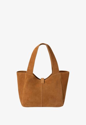Sac cabas en daim marron avec deux larges poignées et une fermeture à languette à l'avant, intérieur spacieux ouvert, design minimaliste.