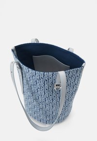 Niebieska pleciona torba tote z teksturowaną powierzchnią, szarymi skórzanymi uchwytami i gładką, niebieską wewnętrzną kieszenią z tkaniny. Otwarty design dla łatwego dostępu.