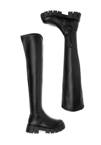 Czarne kozaki za kolano wykonane z gładkiej skóry, z masywną, bieżnikowaną podeszwą, okrągłym noskiem oraz bocznym zamkiem błyskawicznym ułatwiającym zakładanie.
