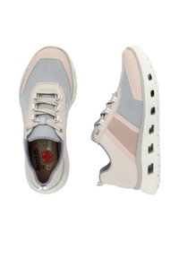 Leichte Sneakers mit einem grauen und rosa Mesh-Obermaterial, gepolstertem Kragen, Schnürsenkeln und einer gepolsterten weißen Laufsohle.