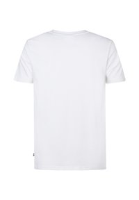 Camiseta de algodón blanca, de manga corta, cuello redondo, diseño liso, sin patrones, textura suave, etiqueta visible en la parte inferior izquierda.