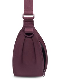 Mörklila tyg slingväska med rundad form, framficka med dragkedja och justerbar rem med en ögla som accent.