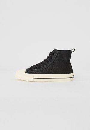 Sorte høje sneakers med et struktureret mønster, gummitåhætte, cremefarvet sål og sorte snørebånd. Har en trækstrop bagpå.