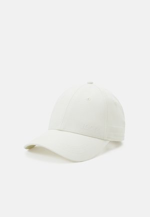 Witte katoenen honkbalpet met gebogen klep en subtiel geperst logo op het voorpaneel, schuin weergegeven op een effen achtergrond.