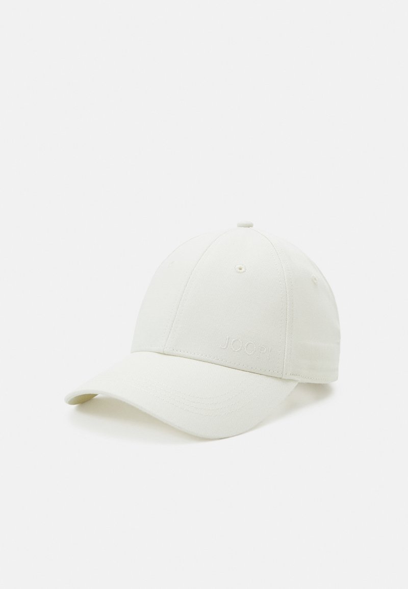 Casquette de baseball blanche en coton avec visière incurvée et logo discret en relief sur le panneau avant, présentée en angle sur un fond uni.