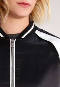 Urban Classics Bomberjacka - black