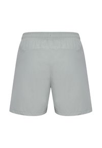 Ljust grå shorts med elastisk midja, slät front och enkel design. Tyget verkar vara mjukt, lätt och andas.