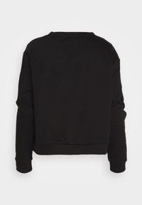 Sudadera negra de manga larga, con cuello redondo, diseño corto y una textura suave. Sin marcas visibles ni detalles adicionales.