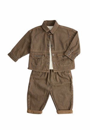Brun og sort stribet todelt outfit til småbørn med langærmet jakke med knapper og matchende opkørte bukser.