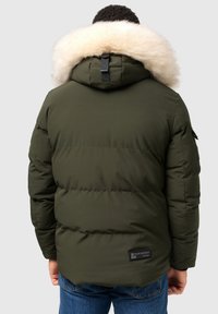 Zelená vypchatá bunda s veľkým umelým kožušinovým golierom, s logom na chrbte, zapínaním na šnúrky a rebrovanými manžetami.