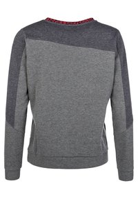 Sweatshirt gris avec des panneaux latéraux gris foncé contrastants, un col rond avec une bordure en imprimé léopard rose, et une coupe décontractée.