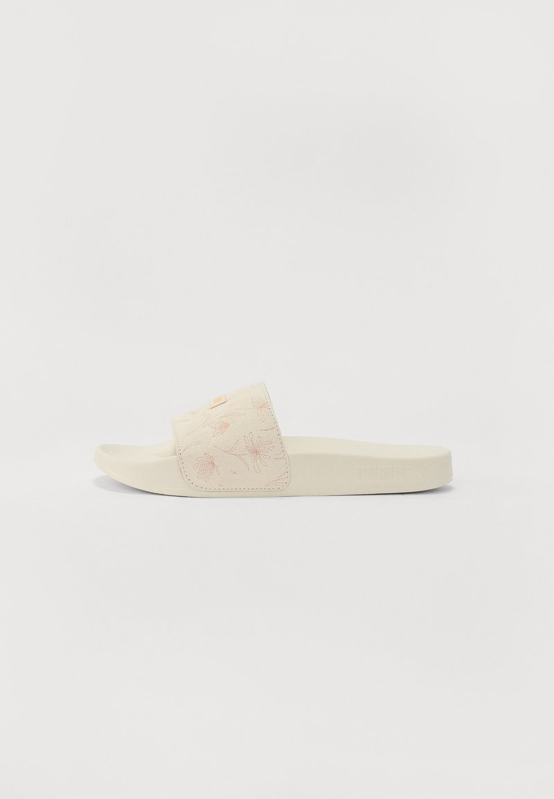 Sandalene med glidemekanisme, utstyrt med en kremhvit overdel med blomsterbroderi i lys rosa, flat såle og et enkelt, rundt design.