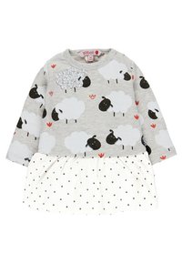 Vestido gris de manga larga con estampado de ovejas en la parte superior y falda blanca con lunares, que presenta detalles en flores rojas y una cintura fruncida.