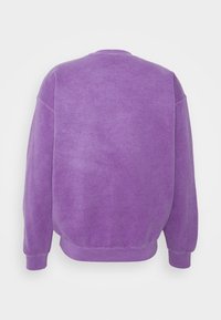 Takakuva yksinkertaisesta violettavärisestä pyöreäkauluksisesta collegepaidasta, jossa on pitkät hihat sekä resorit hihansuissa ja helmassa.