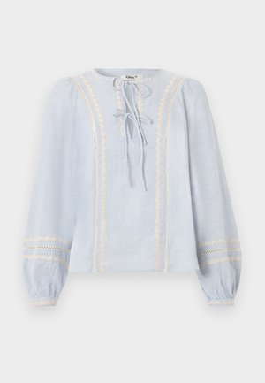 Hellblaue langärmelige Bluse mit vertikaler cremefarbener Spitzenverzierung, zwei vorderen Binderverschlüssen und elastischen Manschetten mit passender Spitzenapplikation.