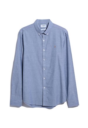 Helles blaues Langarmhemd aus gewebtem Stoff, mit einem Button-Down-Kragen, einer aufgesetzten Tasche und einem kleinen gestickten Logo auf der Brust.