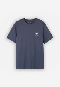 T-shirt en coton marine avec un col rond classique, des manches courtes et un logo graphique bleu clair sur le côté gauche de la poitrine. Texture douce, coupe décontractée.