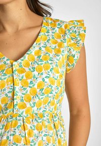 JoJo Maman Bébé LEMON PRINT MIDI-REGULAR FIT - Kasdienė suknelė - yellow