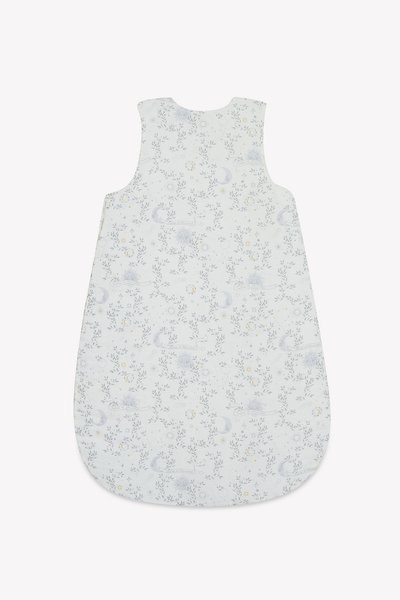 Πουγκί ύπνου από ανοιχτό μπλε ύφασμα με λουλουδάτο και ουράνιο μοτίβο με φεγγάρια και αστέρια, στρογγυλεμένος πάτος και σχεδίαση χωρίς μανίκια.