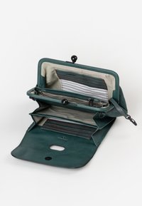 Portafoglio in pelle verde con molteplici compartimenti, sezione con cerniera e rivestimento interno a righe. Presenta una chiusura a scatto e accenti a contrasto.