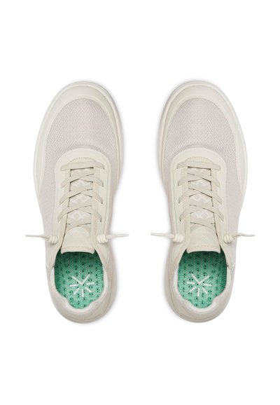 Baskets en mesh blanches avec un design à lacets, un col rembourré et une semelle intérieure perforée verte arborant un motif d'étoile.