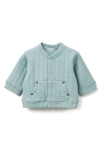 Prošívaná bunda s vycpávkou ve světle modré barvě, s stojáčkem, rukávy do tří čtvrtin, dvěma předními kapsami se zapínáním na patentky a horizontálním prošíváním.